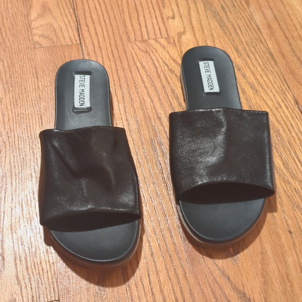 New black Steve Madden slides